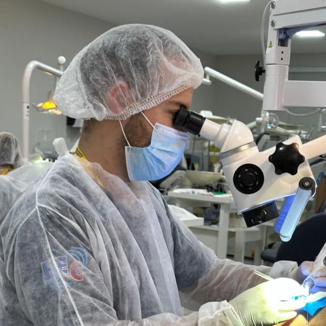 Dr. Gabriel Lara ao microscópio operatório